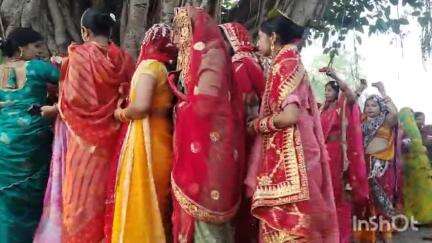 सासाराम: सासाराम के तिलेश्वर नाथ मंदिर के प्रांगण में वट वृक्ष पूजा करने सैकड़ों महिलाएं हर्ष उल्लास के साथ पहुंची