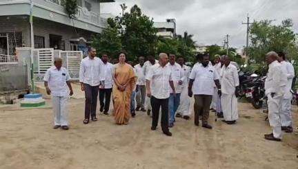 ఎమ్మిగనూరు: ఎమ్మిగనూరు : ప్రజలకు నిత్యవసర వస్తువులు పంపిణీ చేసే వాహనాలను ప్రభుత్వం రద్దు చేయడం బాధాకరం: వైసిపి బుట్టా రేణుక..