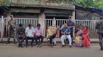 খড়গপুর ১: খড়গপুর স্টেশন সংলগ্ন বোগদা এলাকায় চা চক্র করলেন দিলীপ ঘোষ