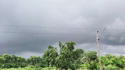 কৃষ্ণনগর ১: আবহাওয়া দপ্তরের তথ্য অনুযায়ী কৃষ্ণনগর সহ পার্শ্ববর্তী এলাকা জুড়ে সকাল হতেই মেঘলা আকাশ এবং মুষলধারে বৃষ্টিপাত