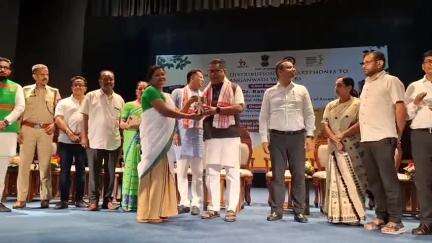 উত্তৰ লক্ষীমপুৰ: নগৰৰ জিলা পুথিভঁৰাল প্ৰেক্ষাগৃহত অঙ্গনবাড়ী কৰ্মীৰ মাজত মোবাইল ফোন প্ৰদান শিক্ষা মন্ত্ৰী ৰনোজ পেগু,বিধায়ক মানৱ ডেকাৰ