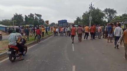 साहेबपुर कमाल: कूरहा के पास आक्रोशित लोगों ने NH जाम कर किया प्रदर्शन