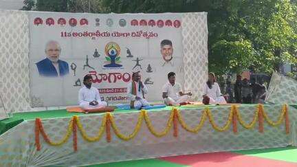 కాకినాడ కార్పొరేషన్ ఉద్యోగులకు ఆయుష్ శాఖ ఆధ్వర్యంలో యోగాపై శిక్షణ