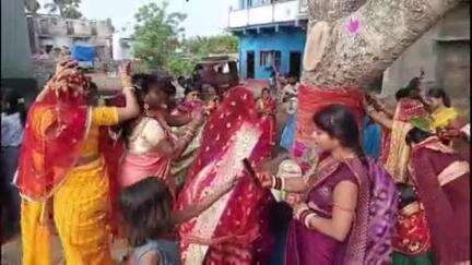 सिलाव: सिलाव में सुहागिन महिलाओं ने पति की लंबी आयु के लिए की वट सावित्री की पूजा