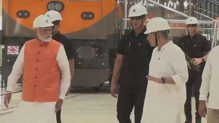 प्रधानमंत्री नरेंद्र मोदी ने दाहोद में निर्मित पहले इलेक्ट्रिक इंजन को हरी झंडी दिखाई।