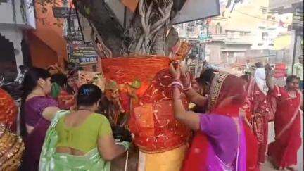 सासाराम: वट सावित्री पर्व पर पति की लंबी उम्र के लिए सासाराम में महिलाओं ने रखा व्रत