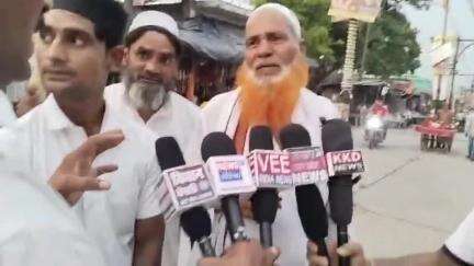 अनूपशहर तिरंगा यात्रा में मुस्लिम समाज के लोगों से बातचीत  रविंद्र कुमार इंसा के साथ योगेंद्र प्रजापति news India 1st