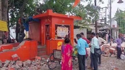 पूरनपुर: एलआईसी चौराहे के पास ट्रक की टक्कर से धार्मिक स्थल हुआ क्षतिग्रस्त, लोगों में रोष