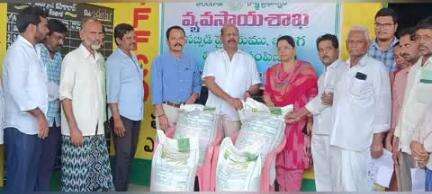 జహీరాబాద్: డీసీఎంఎస్ కేంద్రంలో పచ్చిరొట్ట విత్తనాల పంపిణీ