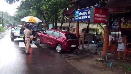 ചാവക്കാട്: നിയന്ത്രണം വിട്ട കാറിടിച്ച് പെരുന്തട്ട ശിവക്ഷേത്രത്തിന് മുന്നിലെ കരിങ്കൽ ദീപസ്തംഭവും ഭണ്ഡാരവും തകർന്നു