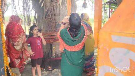 बिसौली: बिसौली नगर में महिलाओं ने वट सावित्री व्रत करके वट वृक्ष पर की पूजा-अर्चना, की पति की लंबी आयु की कामना