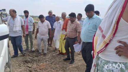 सिमरी: दुबौली और खरहाटांड़ सिवान पर सड़क बनने से स्थानीय निवासियों में जटिलता, एसडीएम पहुंचे
