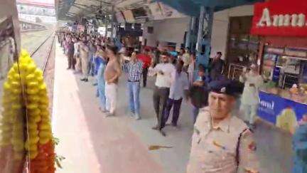 वेरावल से साबरमती (अहमदाबाद) #VandeBharatExpress का जूनागढ़ जंक्शन पर पुष्प वर्षा कर स्वागत किया गया। #Rail4Gujarat #narendramodi #AshwiniVaishnaw #railminindia