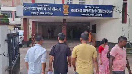 উত্তৰ লক্ষীমপুৰ: নগৰত চৰকাৰী ভাষা আইন১৯৬০প্রযোজ্য কৰাৰ সন্দৰ্ভত আয়ুক্ত জৰিয়তে অসম চৰকাৰৰ মূখ্য সচিবলৈ স্মাৰক পত্ত প্ৰদান অসমীয়া যুৱ মঞ্চৰ