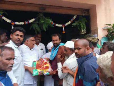 ಸವಣೂರು: ಪಟ್ಟಣದ ರೈತ ಸಂಪರ್ಕ ಕೇಂದ್ರದಲ್ಲಿ ಬಿತ್ತನೆ ಬೀಜ ವಿತರಣೆಗೆ ಶಾಸಕ ಪಠಾಣ್ ಚಾಲನೆ