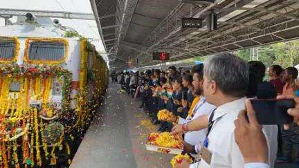 गुजरात के सूरत रेलवे स्टेशन पर दाहोद-वलसाड एक्सप्रेस का पुष्प वर्षा के साथ हुआ स्वागत।
#Rail4Gujarat
#railminindia