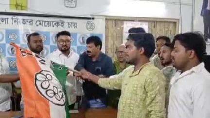আলিপুরদুয়ার ১: আলিপুরদুয়ার তৃণমূল কার্যালয়ে যোগদান কর্মসূচি হয়েছে উপস্থিত ছিলেন জেলা নেতৃত্বরা