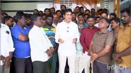 ఆదోని: సమాన పనికి సమాన వేతనం ఇవ్వాలని, ఎమ్మెల్యే పార్థసారధికి వినతి అందజేసిన, మున్సిపల్ ఔట్సోర్సింగ్ ఎంప్లాయిస్