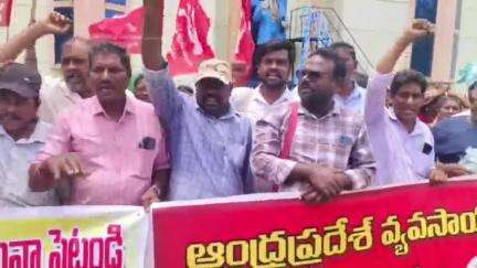ఉపాధి హామీ వేతన బకాయిలు తక్షణమే విడుదల చేయాలని కోరుతూ అమలాపురంలో ఏపీ వ్యవసాయ కార్మిక సంఘం ఆధ్వర్యంలో ధర్నా
