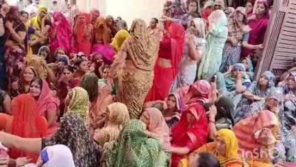 जसराना: प्रेमपुर टिकरी में पूर्व प्रधान और उनके बेटे की हत्या के बाद हाईवे रीजेंसी पहुंचे दोनों के शव, पुलिस रही मौजूद