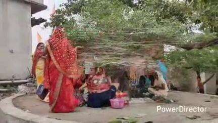 नैनपुर: वट सावित्री पर्व पर नैनपुर में बरगद के पेड़ की पूजा-अर्चना करने आईं सुहागिन महिलाएं