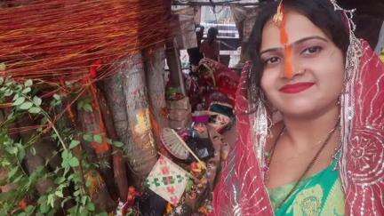 नोआमुंडी: नोआमुंडी में महिलाओं ने पति की दीर्घायु के लिए की वट वृक्ष की पूजा