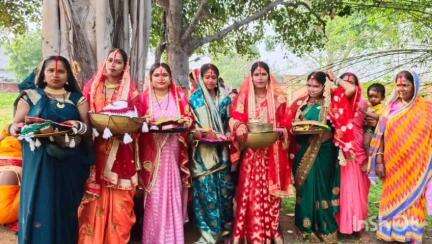 पालोजोरी: सुहागिन महिलाओं ने पूजा-अर्चना कर पति की लंबी उम्र की कामना की
