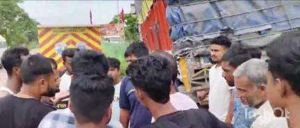 গুৱাহাটী: সোণাপুৰৰ কপালকাটাত পথ দুৰ্ঘটনা  গাঁতত পৰি নিয়ন্ত্ৰণ হেৰুৱাই ডিভাইডাৰত উঠিল ট্ৰাক কথমপি প্ৰাণ ৰক্ষা কেইবাজনৰো