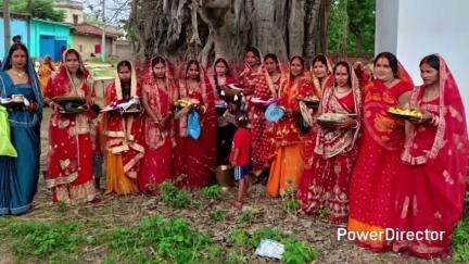 सारवां: प्रखंड क्षेत्र के झिकटी, बिशनपुर सहित कई इलाकों में पति की लंबी उम्र के लिए वट सावित्री पूजा की गई
