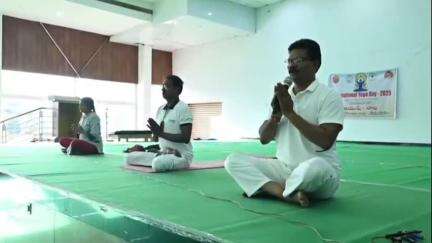 భీమవరం: భీమవరం కాస్మోపాలిటన్ క్లబ్ ఆడిటోరియంలో యోగా అభ్యాసన కార్యక్రమం
