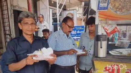 લુણાવાડા: શહેરમાં અલગ અલગ એકમોમાં પ્લાસ્ટિકના વપરાશને લઈને પાલિકા દ્વારા ચેકિંગ હાથ ધરાયું કાર્યવાહી કરવામાં આવી