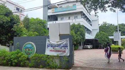 కాకినాడ కార్పొరేషన్ లో ప్రజా ఫిర్యాదుల పరిష్కారం వేదికల్లో అర్జీదారుల నుండి  అర్జీలను స్వీకరించిన కమిషనర్ భావన