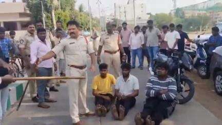 తెనాలి: నగరంలో యువకులపై బహిరంగ దాడితో రెచ్చిపోయిన పోలీసులు, వీడియో వైరల్
