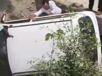 पिंड्रा: चोलापुर में अनियंत्रित होकर 10 फीट नीचे गड्ढे में गिरी कार, स्थानीय लोगों की मदद से बची कार सवारों की जान