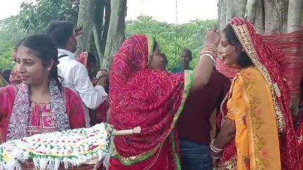 हसनगंज: हसनगंज में सुहागिनों ने पति की दीर्घायु के लिए की वट सावित्री पूजा