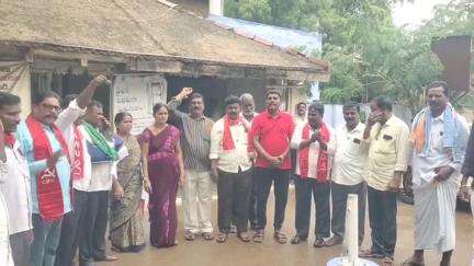 కొణిదెల మహిళ రైతులకు న్యాయం చేయాలని సిపిఎం సిపిఐ ప్రజాసంఘాల ఆధ్వర్యంలో : తాసిల్దార్ కార్యాలయం ముందు ధర్నా  వినతి పత్రం
