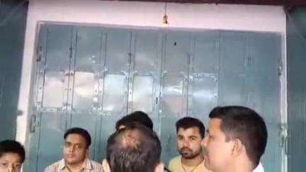 एकमा: एकमा में हथियार के बल पर ज्वेलरी दुकान में लूट, कारोबारी को गोली मारी, लाखों के आभूषण लूटे