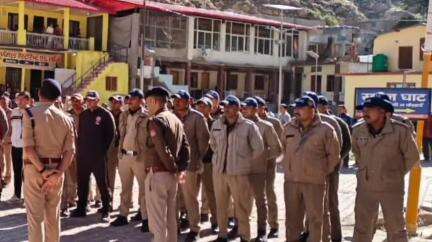 भटवाड़ी: गंगोत्री धाम में पुलिस उपाधीक्षक ने जवानों को सुव्यवस्थित यात्रा व्यवस्थाओं के संबंध में किया ब्रीफ