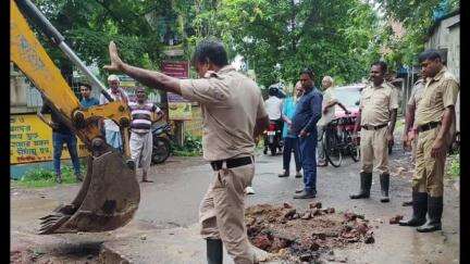 কৃষ্ণনগর ১: কৃষ্ণনগর গভর্নমেন্ট কলেজের মাঠের পাশে দমকল কর্মীরা হাইডেন থেকে উদ্ধার করল একটি কুকুর