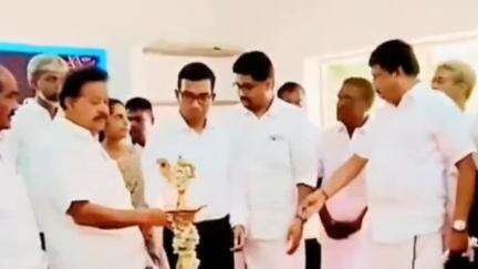 விக்கிரவாண்டி: அன்னியூர் பகுதியில் புதிய அரசு கலை மற்றும் அறிவியல் கல்லூரியில் முன்னாள் அமைச்சர்
கலந்துகொண்டு குத்து விளக்கேற்றி தொடங்கி வைத்தார்