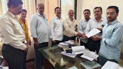 खामगाव: यशोदा नगरीत अनियमित व अस्वच्छ पाणी पुरवठा होत असल्याने नागरिकांचे मुख्याधिकारी यांना निवेदन #jansamasya