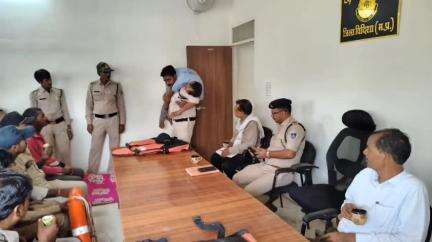 लटेरी: बारिश में होने वाली घटनाओं को रोकने के लिए लटेरी थाने में कोटवारों की बैठक, कर्मचारियों ने दी जानकारी