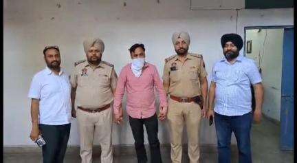 ਬਟਾਲਾ: ਬਟਾਲਾ ਪੁਲਿਸ ਨੇ ਭਗੋੜੇ ਟਰੈਵਲ ਏਜੰਟ ਨੂੰ ਕੀਤਾ ਗ੍ਰਫਤਾਰ ਟਰੈਵਲ ਏਜੰਟ ਖ਼ਿਲਾਫ਼ 23 ਮਾਮਲੇ ਹਨ ਦਰਜ