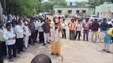 कन्नड: रोजगार हमी निधीसाठी पंचायत समिती कार्यालयासमोर शेतकऱ्यांचे आत्मक्लेश आंदोलन