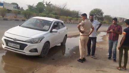 आबू रोड: आबूरोड के किवरली भगवती रिसोर्ट के सामने ट्रक और कार की भिड़ंत, कार में सवार सभी लोग बाल-बाल बचे, पुलिस मौके पर पहुंची