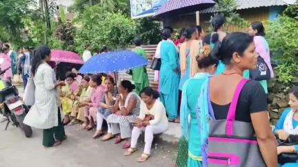 ধূপগুড়ি: মাতৃকালীন ছুটি না দেওয়ায় এক  অঙ্গনওয়ারি কর্মীর মৃত্যুর ঘটনায় ধুপগুড়িতে সিডিপিও অফিস ঘেরাও করে বিক্ষোভ দেখালো কর্মীরা