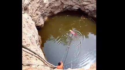 છોટાઉદેપુર: કાછેલ ગામના પાટિયા પાસે કૂવામાં પડેલી હાલતમાં વૃદ્ધાની લાશ મળી,ફાયર વિભાગની ટીમ ઘટના સ્થળે પહોંચી.