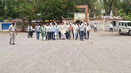बासोदा: बासौदा में मंदिर के पास से शराब दुकान हटाने की मांग, कांग्रेस कार्यकर्ताओं ने एसडीएम को सौंपा आवेदन