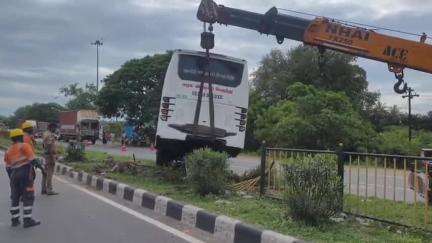 விக்கிரவாண்டி: சித்தணியில் தேசிய நெடுஞ்சாலையில் அரசு பேருந்து  சாலையின் நடுவே உள்ள தடுப்பில் மோதி உயிர் தப்பிய 30க்கும் மேற்பட்ட பயணிகள்