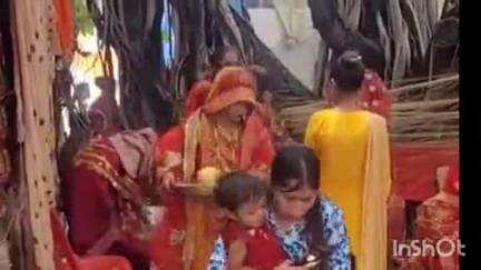 निघासन: निघासन तहसील क्षेत्र में वट सावित्री व्रत को लेकर सुहागिन महिलाओं ने की पूजा-अर्चना, पुलिस रही मुस्तैद